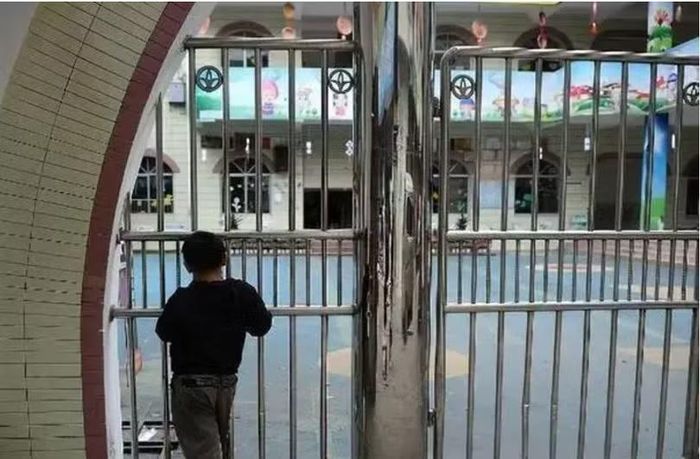 Bình quân mỗi ngày Trung Quốc có 22 trường tiểu học đóng cửa vì không có đủ số học sinh. Ảnh: Caijing.