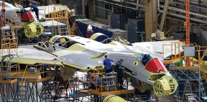 Sản xuất máy bay Su-57 tại Nhà máy sản xuất máy bay Komsomolsk-on-Amur. Ảnh: MW.