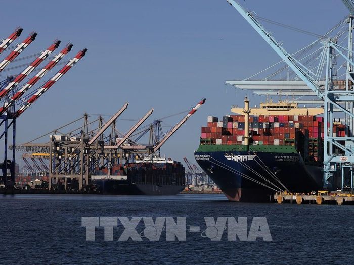Quang cảnh cảng hàng hóa tại California, Mỹ. Ảnh: THX/TTXVN