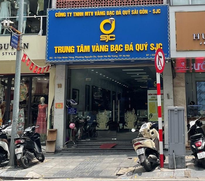 Cửa hàng của SJC tại Hà Nội thưa khách. Ảnh: Đỗ Huyền/Bnews/TTXVN