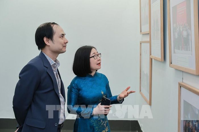 Các đại biểu tham quan Triển lãm. Ảnh: Lê Đông - TTXVN