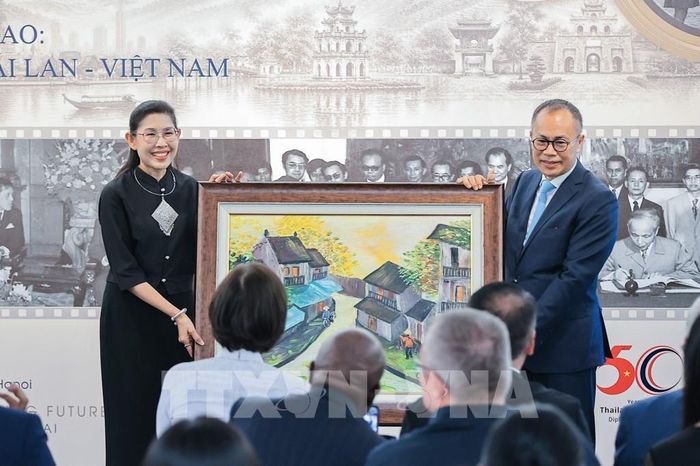 Ông Phan Chí Thành, nguyên Đại sứ Việt Nam tại Thái Lan trao tặng bức tranh lưu niệm cho Đại sứ Thái Lan tại Việt Nam Urawadee Sriphiromya. Ảnh: Lê Đông - TTXVN