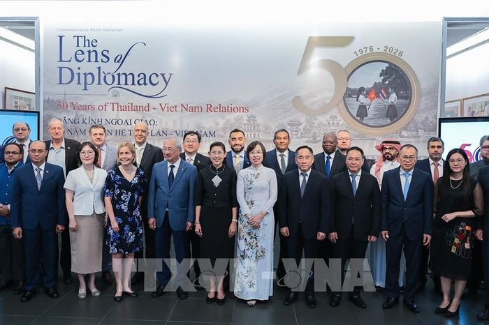 Đại sứ Thái Lan tại Việt Nam Urawadee Sriphiromya và Tổng giám đốc TTXVN Vũ Việt Trang cùng đại biểu chụp ảnh chung. Ảnh: Lê Đông - TTXVN