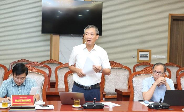 Ông Nguyễn Ngọc Tân – Phó Tổng giám đốc EVNNPT báo cáo tại buổi làm việc. Ảnh: Hương Thủy/TTXVN