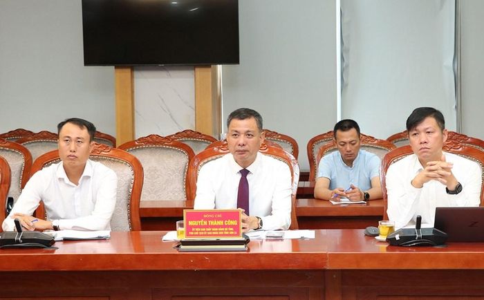 Ông Nguyễn Thành Công (ngồi giữa) trao đổi với đoàn công tác tại cuộc họp. Ảnh Hương Thủy/BNEWS/TTXVN