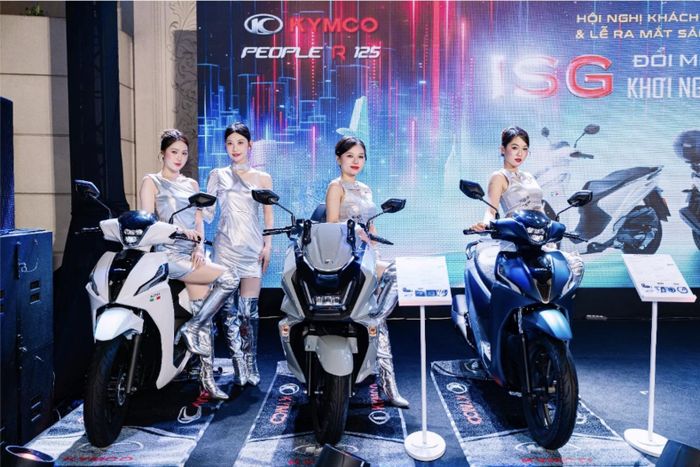 Kymco People R 125 và Sky Town 150 (ở giữa).