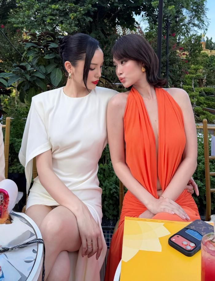 Kỳ Duyên và Thiên Ân thể hiện sự vui vẻ, thoải mái tương tác với đối phương trong lịch trình công việc mới nhất. Ảnh: Threads Nhân vật