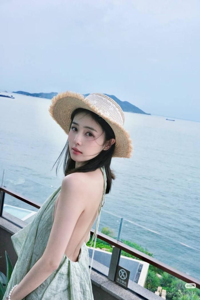 Bạch Lộc ăn diện điệu đà trong chuyến du lịch mới nhất. Ảnh: XHS