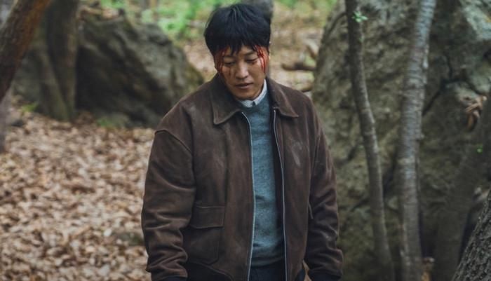 Kim Dae Myung gây ám ảnh với tạo hình bê bết máu trong The Husband.