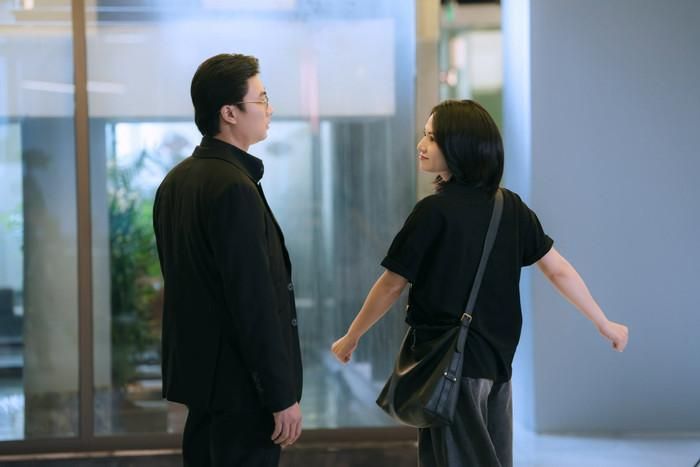 Chuyện tình cảm của Việt Hoa và Duy Hưng trong Lửa Trắng không đơn thuần là yếu tố lãng mạn mà còn trở thành mắt xích quan trọng của chuyên án. (Ảnh: FBNV)