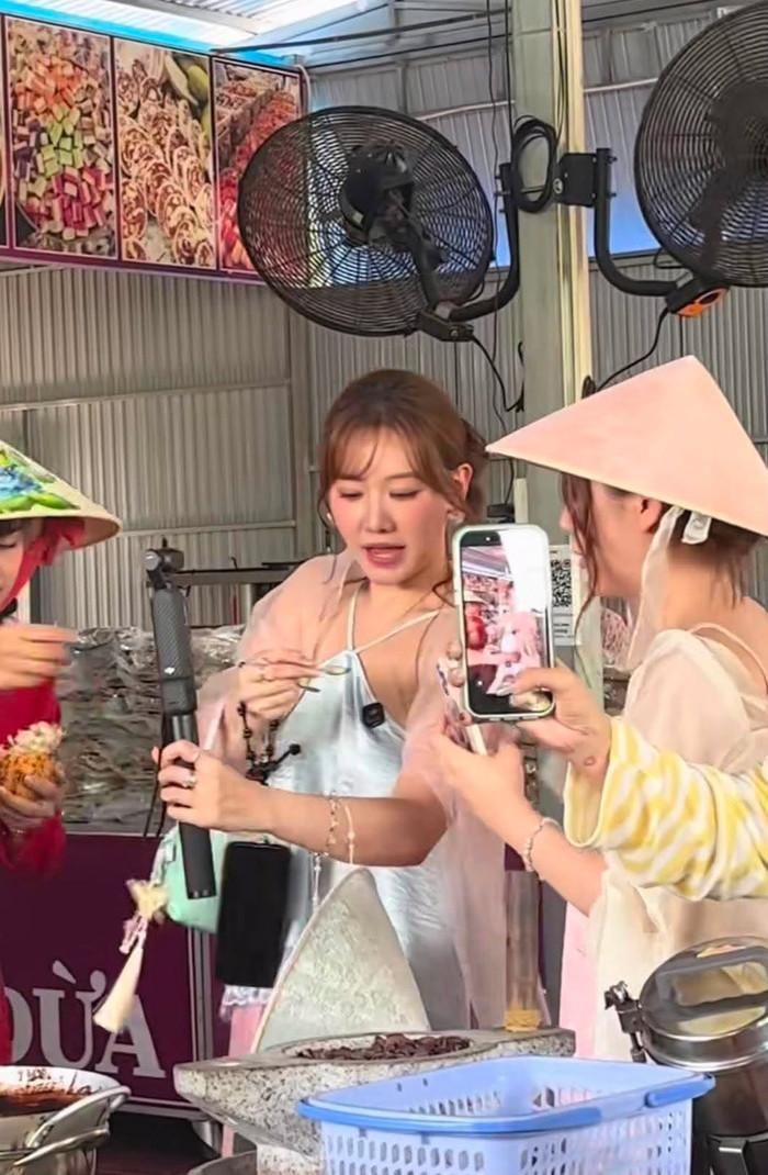 Hari Won đi du lịch miền Tây với người bạn Hàn Quốc. (Ảnh từ TikTok @phw363)
