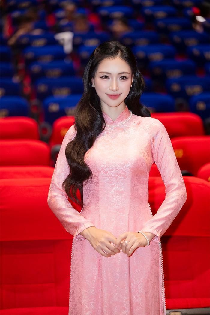 Hòa Minzy mới đây đã có những đóng góp cho người dân Lai Châu khắc phục hậu quả do thiên tai.