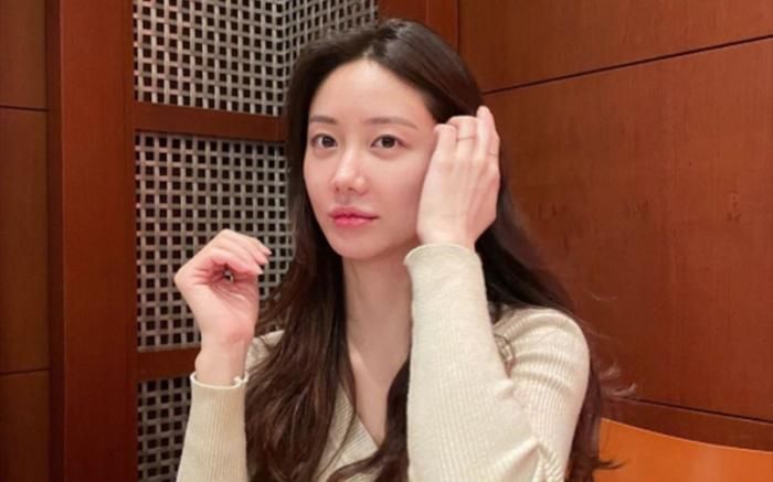 Bên cạnh hoạt động diễn xuất, Han Groo còn duy trì kết nối với người hâm mộ thông qua kênh YouTube cá nhân.
