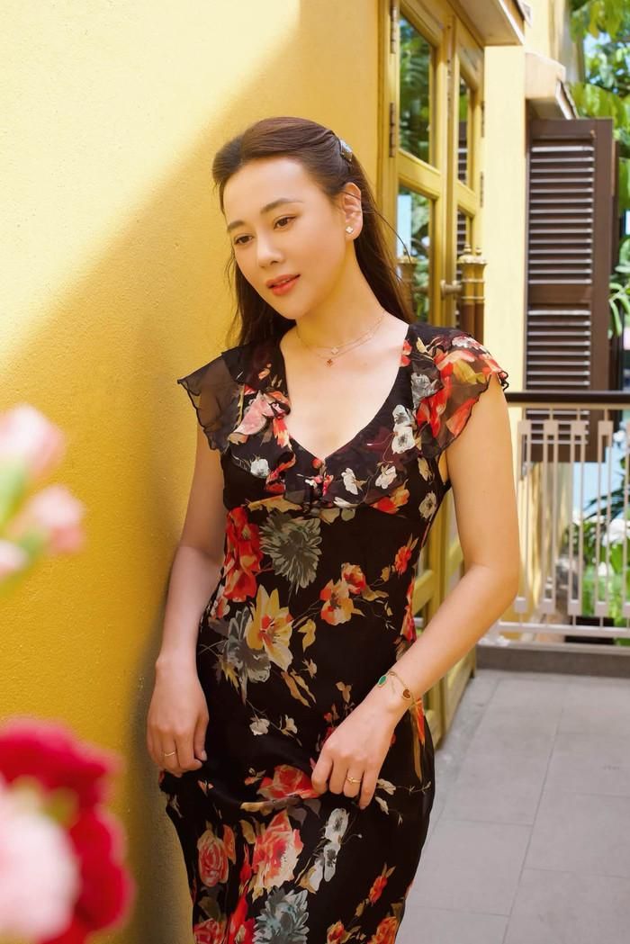 Phương Oanh gặp sự cố khi bế con.