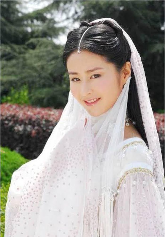 Hương Hương công chúa sở hữu vẻ đẹp được ví như "trăng in đáy nước, hoa nở trong gương".