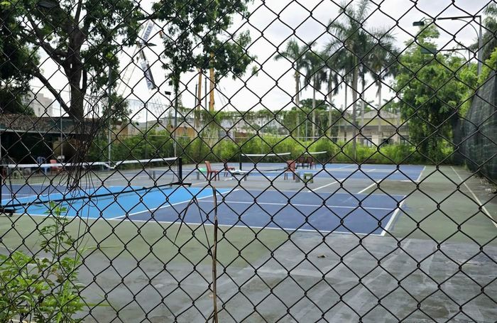 Một khu vực khác bị dựng hàng rào sắt làm sân pickleball.