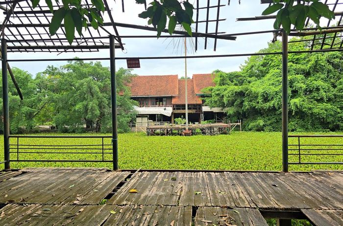 Các nhà chòi ven hồ chỉ còn trơ khung sắt hoen gỉ. Sàn gỗ mục nát, tiềm ẩn nguy cơ mất an toàn.