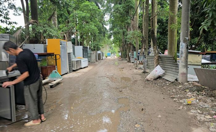 Ngay từ lối vào, nhiều vật liệu, đồ đạc được tập kết dọc đường, một khu vực được sử dụng làm nơi chứa phế liệu. 
