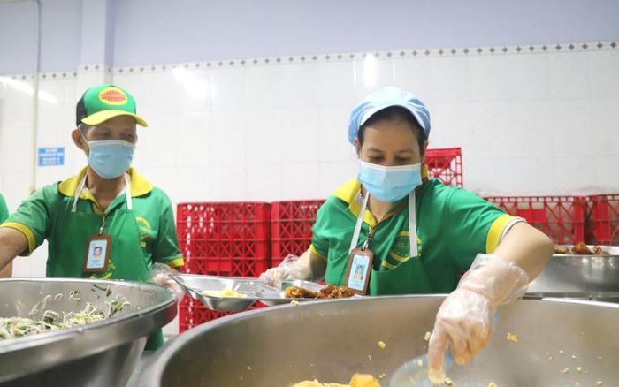 Nhân viên công ty thực phẩm chế biến suất ăn cho học sinh, công nhân. Ảnh minh họa