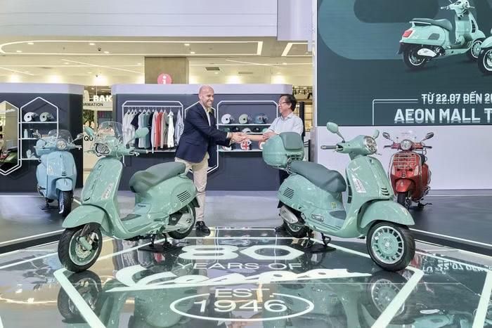 Cặp đôi Vespa phiên bản kỷ niệm 80 năm tại sự kiện