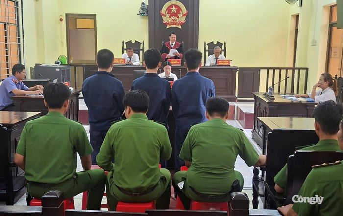 Quang cảnh phiên tòa