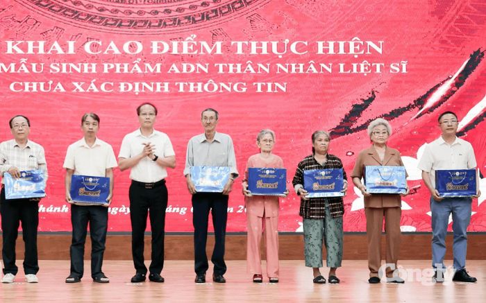 Trao quà cho thân nhân liệt sĩ.