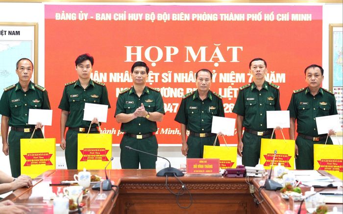 Đại tá Đỗ Vĩnh Thăng trao quà tri ân thân nhân liệt sĩ và người thờ cúng liệt sĩ đang công tác trong đơn vị.
