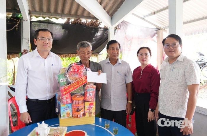 Phó Chủ tịch UBND tỉnh Ngô Vũ Thăng (bìa trái) thăm, tặng quà cho thương binh Nguyễn Văn Thành (Ảnh: Kiều Ngân)
