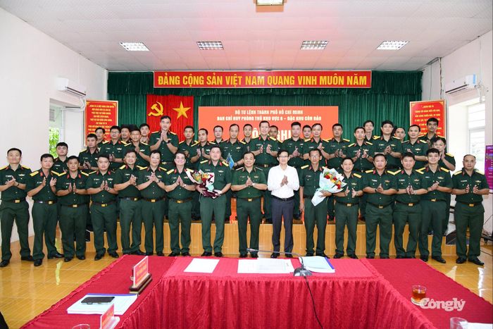 Các đại biểu chụp hình lưu niệm.