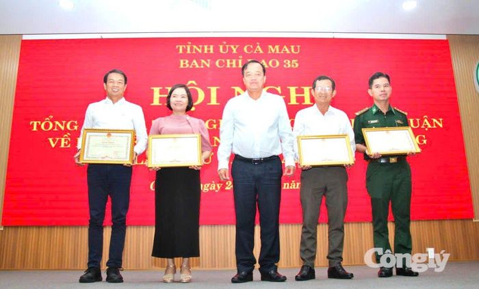 Phó Bí thư Thường trực Tỉnh ủy Cà Mau Huỳnh Quốc Việt trao Bằng khen của Chủ tịch UBND tỉnh cho tập thể có thành tích đặc biệt xuất sắc