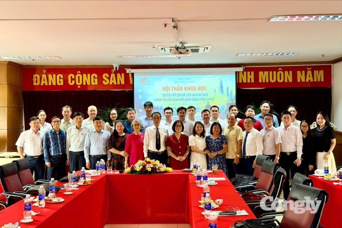 Các đại biểu chụp hình lưu niệm.
