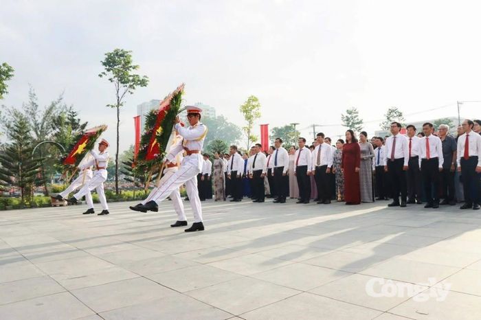 Đoàn đại biểu dâng hoa