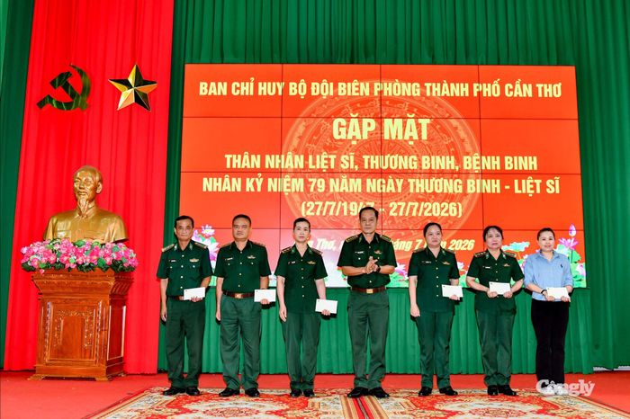 Đại tá Huỳnh Thanh Hùng, Chính ủy BĐBP thành phố tặng quà cho các đồng chí là thân nhân liệt sĩ, thương binh, bệnh binh.