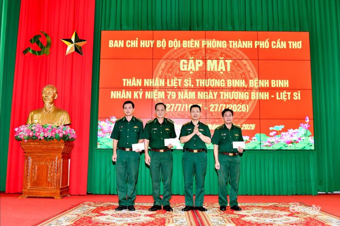 Đại tá Phạm Lê Xuân Bình, Chỉ huy trưởng BĐBP thành phố tặng quà cho các đồng chí là con thương binh.
