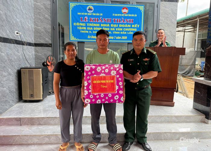 Đại diện Chỉ huy Đồn Biên phòng Yok M’Bre tặng quà cho gia đình ông Chương.