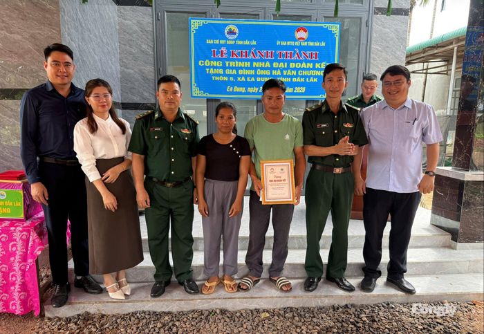 Đại diện Ban Chỉ huy Bộ đội Biên phòng tỉnh Đắk Lắk, cấp ủy chính quyền địa phương trao biểu trưng tặng Nhà đại đoàn kết tặng gia đình ông Chương.