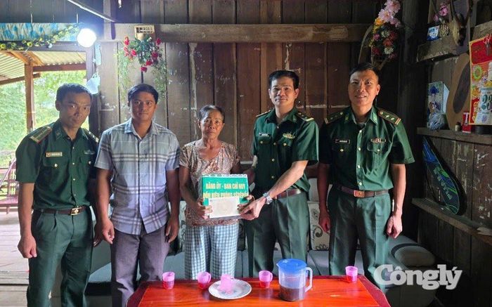 Cán bộ, chiến sĩ Đồn Biên phòng Sê Rê Pốk đến thăm hỏi và tặng quà gia đình chính sách trên địa bàn xã Buôn Đôn.