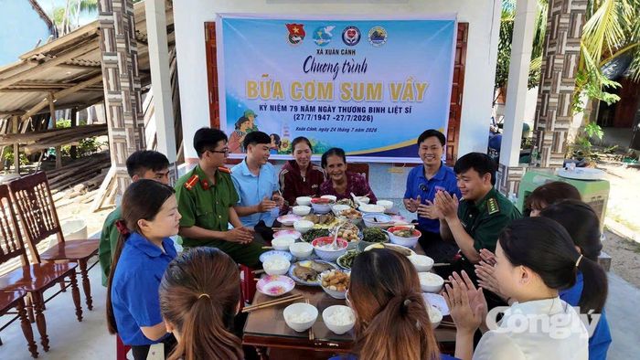 Chương trình "Bữa cơm sum vầy" tại gia đình thương binh Hà Thị Thành tại xã Xuân Cảnh.