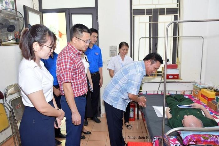 Ông Lê Văn Chính cùng đoàn công tác PPC thăm hỏi các bác thương bệnh binh tại Trung tâm Điều dưỡng thương binh Thuận Thành.
