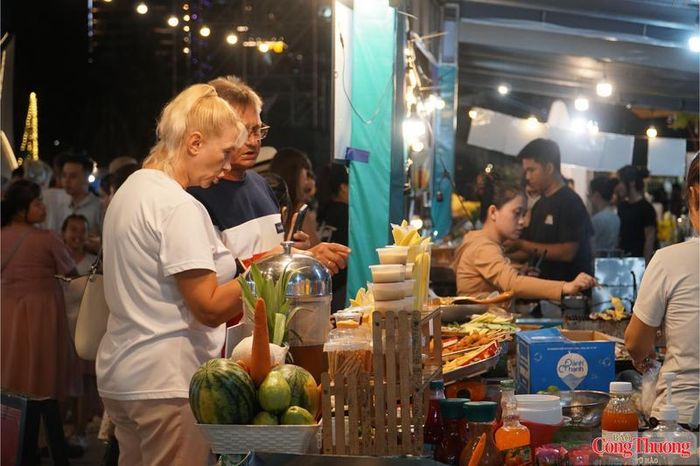 Du khách thưởng thức ẩm thực đặc sản Việt Nam tại Lễ hội.