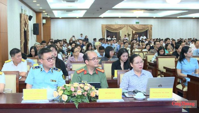 Lãnh đạo HĐND TP. Hồ Chí Minh và các đại biểu tham dự sự kiện.