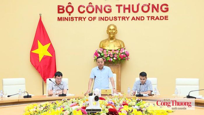 Thứ trưởng Bộ Công Thương Nguyễn Hoàng Long chủ trì cuộc họp.