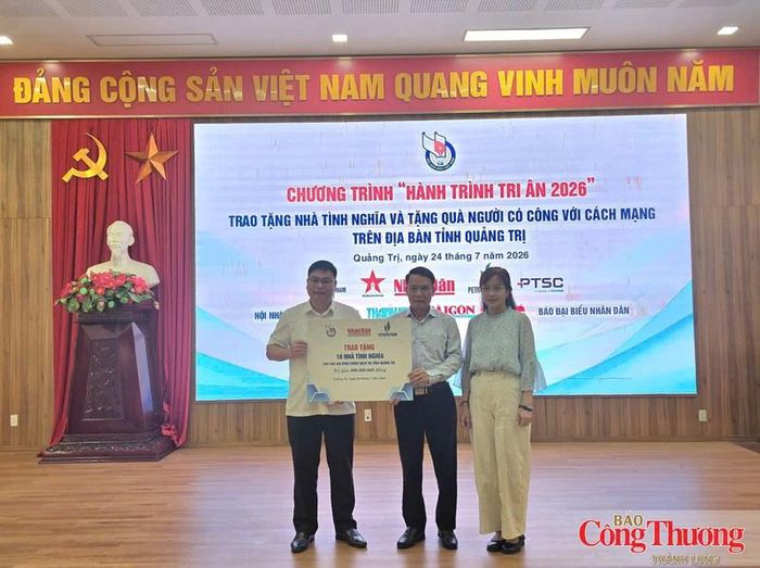 Bà Nguyễn Việt Nga, Phó Ban truyền thông và Văn hóa Doanh nghiệp, đại diện Tập đoàn Công nghiệp - Năng lượng Quốc gia Việt Nam và Hội Nhà báo Việt Nam trao biển tượng trưng 10 căn nhà tình nghĩa cho Ủy ban MTTQ tỉnh Quảng Trị.