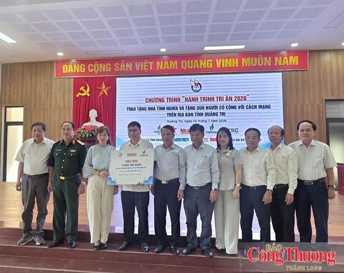 Đoàn công tác Hội Nhà báo Việt Nam thực hiện chương trình trao tặng nhà tình nghĩa và tặng quà cho người có công với cách mạng tại một số địa bàn của tỉnh Quảng Trị.