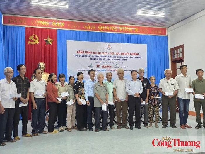 Gia đình người có công xã Triệu Cơ phấn khởi khi nhận những món quà ý nghĩa của Đoàn công tác.