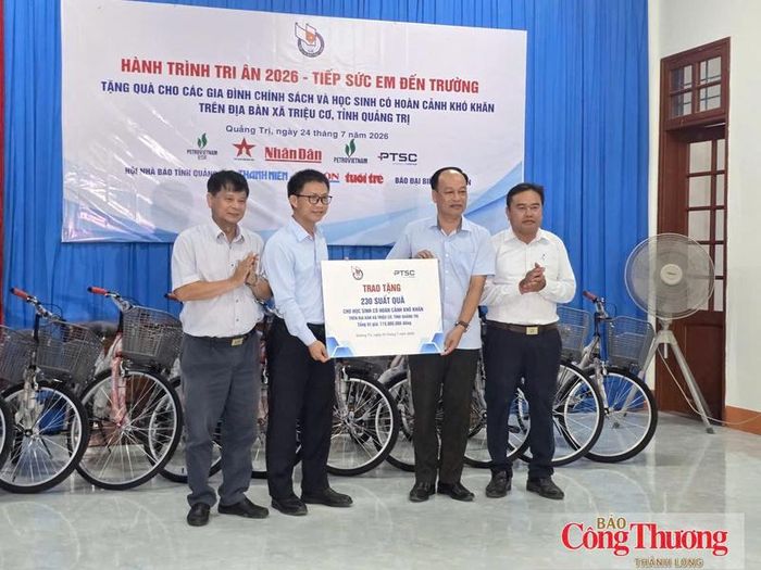 Đại diện Tổng Công ty Cổ phần dịch vụ kỹ thuật dầu khí Việt Nam và Hội Nhà báo Việt Nam trao biểu trưng 230 suất quà cho gia đình người có công với cách mạng xã Triệu Cơ