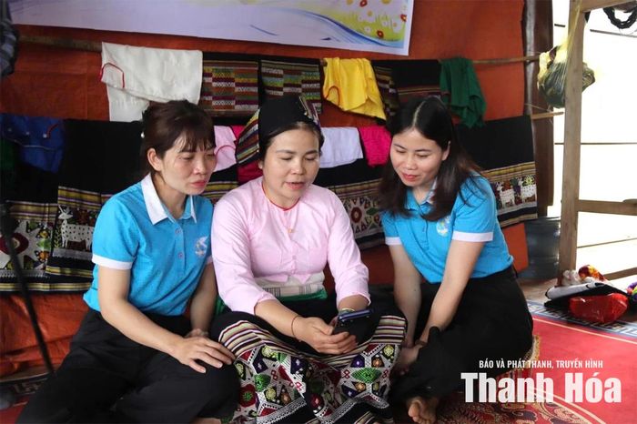 Hội viên Hội LHPN xã Luận Thành hỗ trợ nhau cài đặt, sử dụng các ứng dụng số trên điện thoại thông minh.