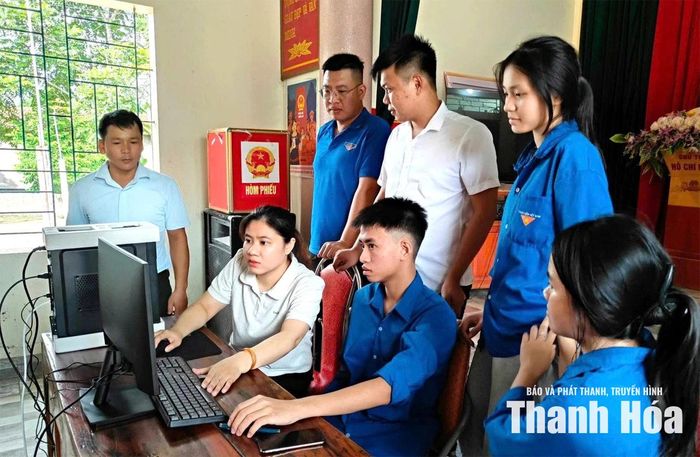 Đoàn viên thanh niên xã Định Hòa hỗ trợ người dân thực hiện các thủ tục hành chính trên nền tảng số.