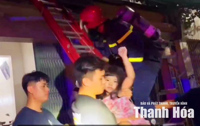 Cán bộ, chiến sĩ Cảnh sát PCCC và CNCH kịp thời đưa 3 người bị mắc kẹt trong căn nhà bị cháy trên đường Minh Khai, phường Hạc Thành ra ngoài an toàn.