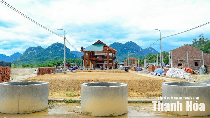 Sau khi hạ tầng hoàn thánh, UBND xã Mường Mìn đã khẩn trương thực hiện cấp đất cho các hộ dân. Trước mắt, 64 hộ nằm trong vùng nguy cơ cao đã nhận các lô đất có diện tích trung bình 240m2 để kịp làm nhà trước mùa mưa năm nay.
